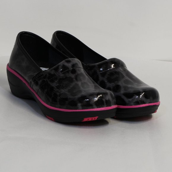 Smitten Women's Wild@Heart Black/Gray Leopard Clogs Size 6 NWOT - Picture 3 of 11